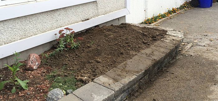 Le même emplacement après le forage : terrain remis propre, le long de la fondation